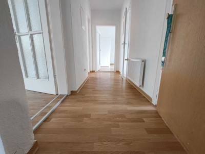 4-Zimmer-Wohnung mit Dusche und Balkon