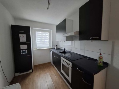 2,5 Zimmer Wohnung 67 qm im 1.OG teilrenoviert inkl. EBK. u. Aufzug