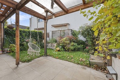 Entzückendes Reihenhaus in Toplage! Lichtdurchflutete 3 Zimmer | Garten mit Terrasse und Pergola | Teilunterkellert | Carport