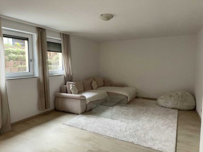 Helle 2-Zimmer-Souterrainwohnung mit großem Lichthof in Bestlage von Karben – a