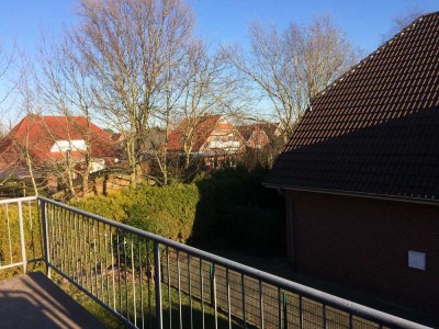 Erschwingliche und gepflegte Dachgeschosswohnung mit drei Zimmern und Balkon in Krummhörn