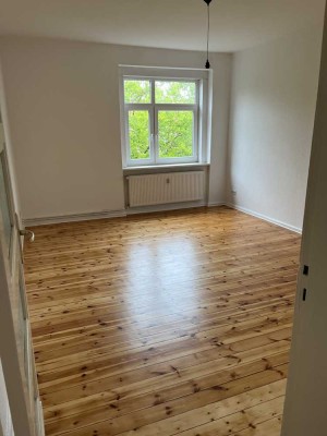 Sanierte Wohnung mit zweieinhalb Zimmern sowie Balkon und Einbauküche in Berlin