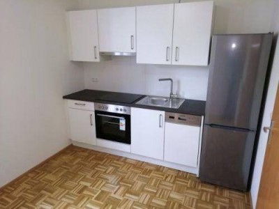 Heller 4 ZIMMER-Altbau, ruhiger Balkon 3m², neuwertige Einbauküche, neuwertiges Bad mit Dusche / WC!