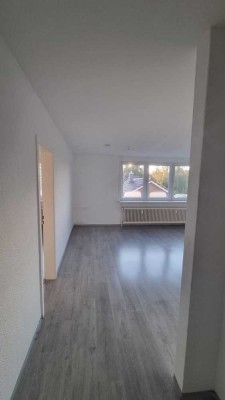 2-Zimmer-DG-Wohnung mit Vollbad in ruhiger Lage