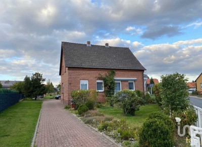 Haus mit großem Grundstück und 3 Garagen. Perfekt für Familien, Mehrgenerationen oder als Anlage.