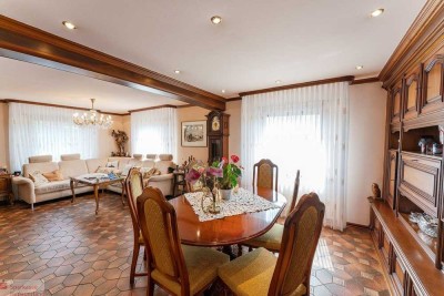 Einfamilienhaus, Einliegerwohnung und Nebengebäude !