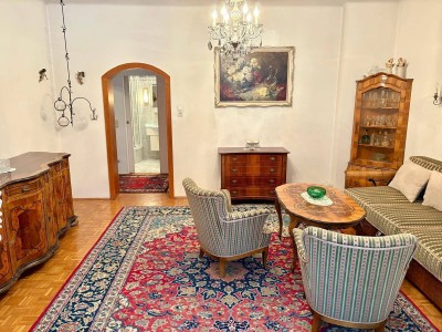 Stilvoll möblierte 2,5-Zimmer-Wohnung mit „Wintergarten“ und Garagenbenützung