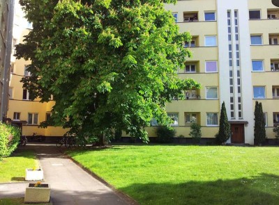 Bezugsfreie 2,5-Zimmer-Altbauwohnung mit Renovierungsbedarf im beliebten Komponistenviertel