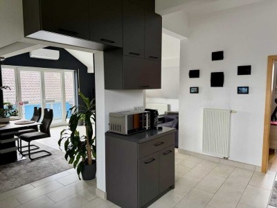Charmante Dachgeschosswohnung mit hohen Decken und lichtdurchfluteten Räumen