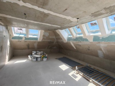 Exklusive geräumige 2-Zimmer-Dachgeschosswohnung mit Ankleide, großer Balkon &amp; sonnige Dachterrasse