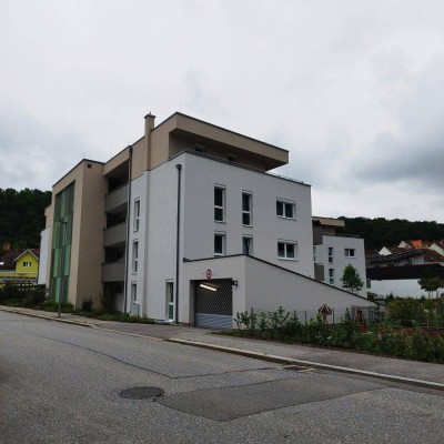 Neuwertige Eigentumswohnung mit Balkon, Lift und Parkgaragenplatz