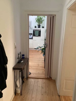 Sehr schön sanierte Wohnung mit Balkon, Dielenböden und Wohnküche in stilvollem Altbau!