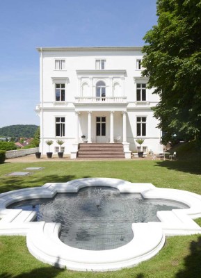 Stilvoll und altersgerecht wohnen – Exklusive Wohnung im Ostflügel der Beletage der Weißen Villa ...