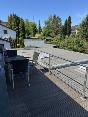 Charmante Dachgeschosswohnung mit Balkon & EBK in Zweifamilienhaus