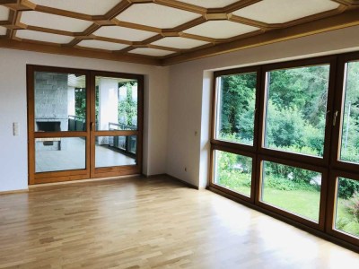 Geräumiges Einfamilienhaus mit Einliegerwohnung/Bürotrakt in gehobener Siedlungslage am Waldrand!