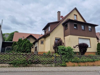 EINFAMILIENHAUS mit Garten, Garage und viel Lagerraum