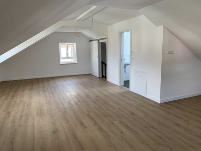 Freundliche, neuwertige 4-Zimmer-Maisonette-Wohnung mit gehobener Innenausstattung in Schwandorf