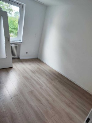 Für Renovierungskünstler! Großzügige 4-Zimmer Wohnung in Düsseldorf zu vermieten! in