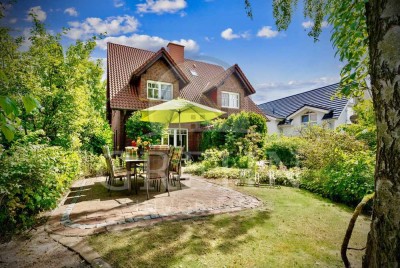 Auf großem Grundstück 2 Haushälften mit Saunahaus, Kamin, großem Garten u. Weitblick in ruhiger Lage