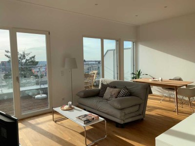 Sonnige 2-Zimmer-Penthouse-Wohnung mit Echtholzparkett und großem Südbalkon sowie EBK