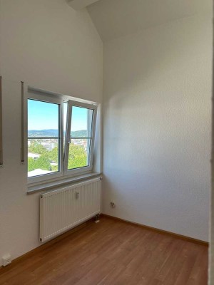 Grosse 2.5 -Dachgeschosswohnung, 91,65 qm, mit Einbauküche (Garten/Terrasse möglich)