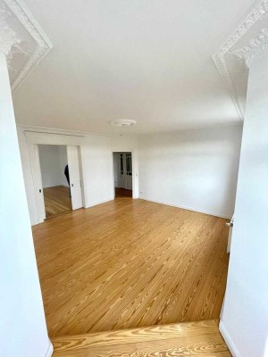 kleine Altbauwohnung mit Blick über die Förde