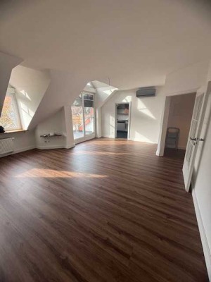 Helle und großzügige geschnittene 3-Zimmerwohnung mit Balkon, Klimaanlage und Stellplatz ab sofort!!