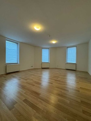 Attraktive Altbauwohnung im 1. Obergeschoss mit Küche