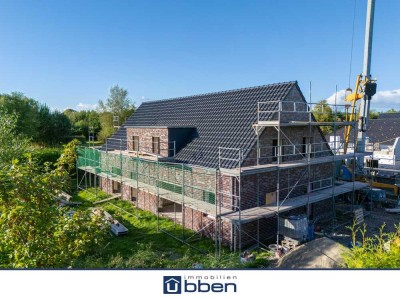 Exklusive und energieeffiziente Neubau-Doppelhaushälfte in Moorhusen!
