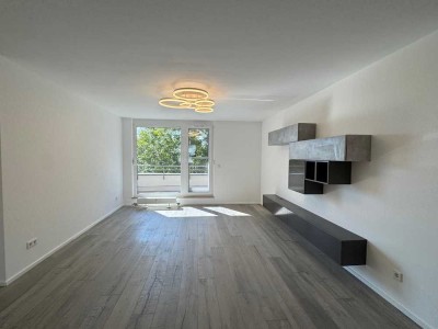 Frisch renoviertes 4-Zi-Penthouse | Terrasse| 3. OG (ohne Aufzug) | Zwei Stellpl.  | Top-Anbindung