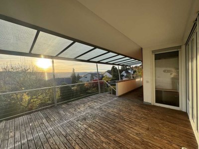 Halbhöhenlage - 6 Zimmer - Penthousewohnung mit traumhaftem Ausblick plus Gartenzugang