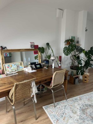 Wunderschöne, Lichtdurchflutete 2 Zimmer Dachgeschosswohnung mit EBK, 2 Balkonen und Waschmaschine