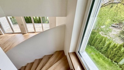 HAUS-CHARAKTER: Seenahe 4-ZI-Maisonettewohnung mit Doppelcarport, angrenzend an den Kreuzbergl-Wald