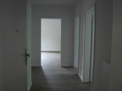 von Privat-Geschmackvolle Dachgeschosswohnung mit drei Zimmern sowie Loggia und EBK in HH-Neugraben