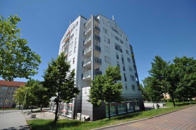Großzügige 3 Raum Wohnung mit Balkon, Aufzug und Tiefgaragen Stellplatz