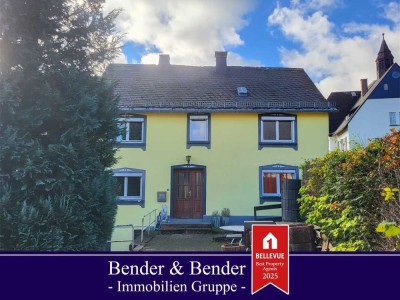 Freistehendes Haus mit großem, bebaubarem Grundstück & Garagen in ruhiger Lage mit tollem Ausblick!