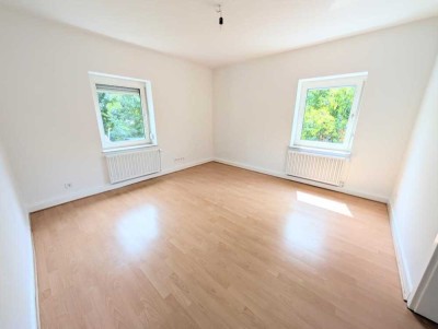 **Wohn(t)raum: +frisch gestrichen +Laminat +neues Tageslichtbad +eigener Garten**