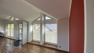 Ansprechende und moderne 2-Raum-Dachgeschosswohnung mit geh. Innenausstattung mit Balkon