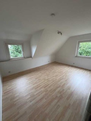 Frisch renovierte 3-Zimmer-DG-Wohnung mit herrlichem Ausblick – in Esslingen