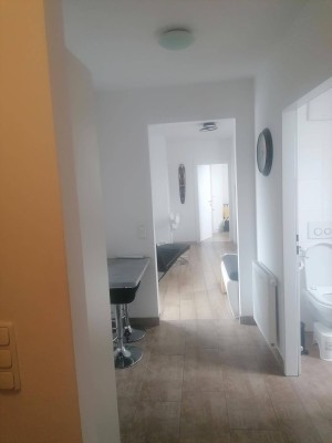 Sonnige Dachwohnung mit Einbauküche