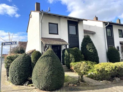 Frisch modernisiertes Reihenendhaus mit Einbauküche, Kamin und Garage