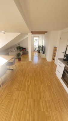 Helle 2-Zimmer Dachgeschosswohnung mit EBK und Balkon in Stuttgart-Birkach