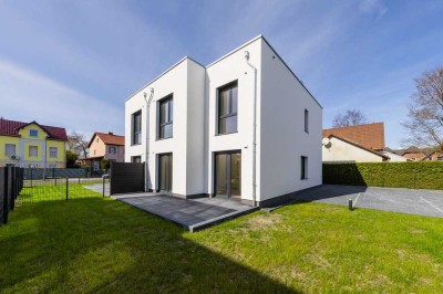 Effizient, modern, hochwertig! Bauhaus-Doppelhaushälften im Erstbezug an der Grenze zu Fredersdorf