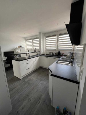 Voll möblierte, moderne 2-Zimmer-Wohnung mit Balkon in ruhiger Lage