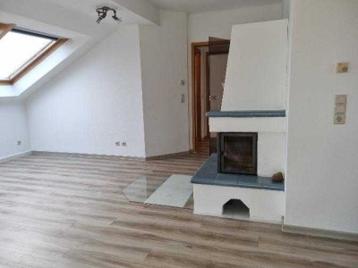 Gepflegte Dachgeschosswohnung mit drei Zimmern und Balkon in Oberderdingen