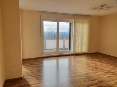 Ab sofort: Schöne, helle 3-Zi-Whg. mit XL-Balkon, Einbauküche, toller Aussicht, Garage, etc.