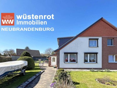 KOMPLETT MODERNISIERT + NEUE HEIZUNG: DOPPELHAUSHÄLFTE MIT WINTERGARTEN + EINBAUKÜCHE + DREI GARAGEN