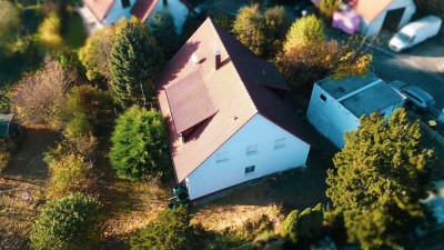 Schönes Zweifamilienhaus mit tollem Fernblick, in Hanglage und großem, wunderschönem Garten