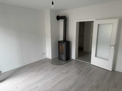 Helle möblierte 2,5 Zimmer-Wohnung in zentraler Lage mit Balkon