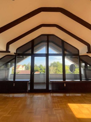 großzügige 3-Zimmer DG-Wohnung mit wunderschönem Blick ins Grüne